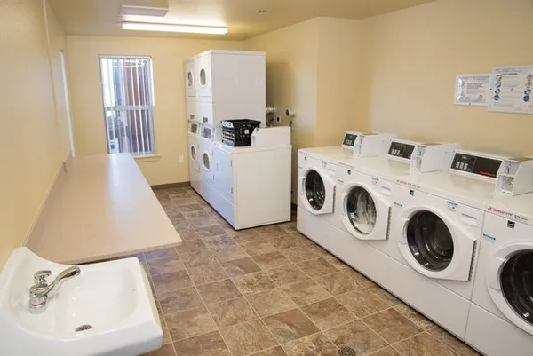 $1,415 | 25 Harbour Way, Richmond, CA 94801