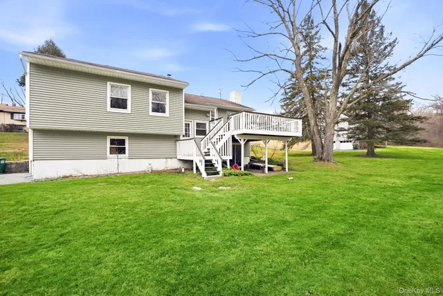 a view of a house with backyard