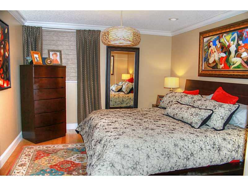 125 North Birch Road, Unit 107 Fort Lauderdale, FL 33304 - Photo 20 of 35 a bedroom with a bed and a painting on the wall