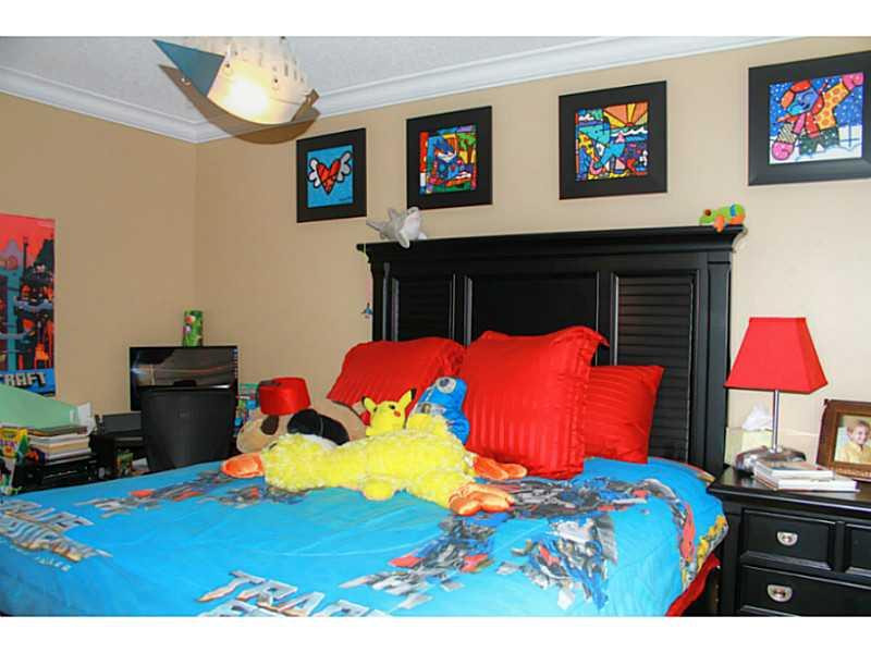 125 North Birch Road, Unit 107 Fort Lauderdale, FL 33304 - Photo 26 of 35 a bedroom with a bed and a lamp on dresser