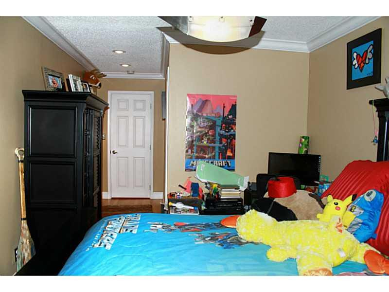 125 North Birch Road, Unit 107 Fort Lauderdale, FL 33304 - Photo 27 of 35 a bedroom with a bed and cabinets