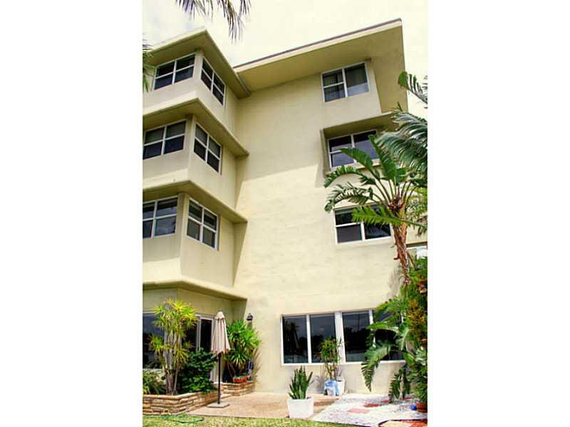 125 North Birch Road, Unit 107 Fort Lauderdale, FL 33304 - Photo 35 of 35 a front view of a building with a yard