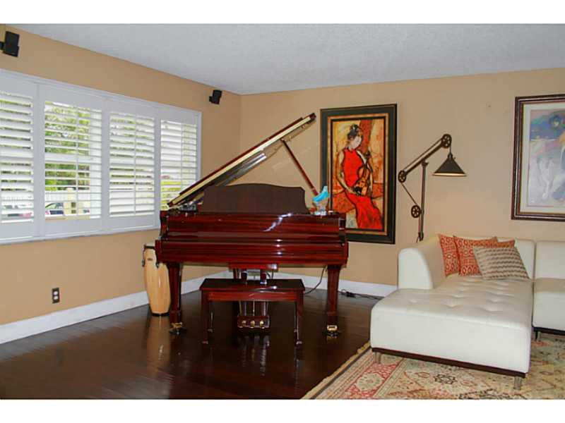 125 North Birch Road, Unit 107 Fort Lauderdale, FL 33304 - Photo 5 of 35 a living room with furniture a piano and a window