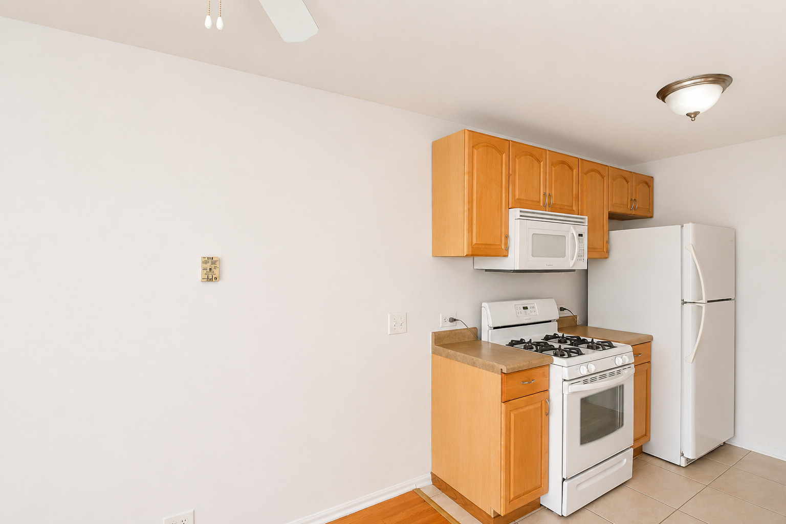 707 Sunfish Point, Unit 707 Schaumburg, IL 60194 - Photo 13 of 20 a kitchen with a refrigerator and a stove