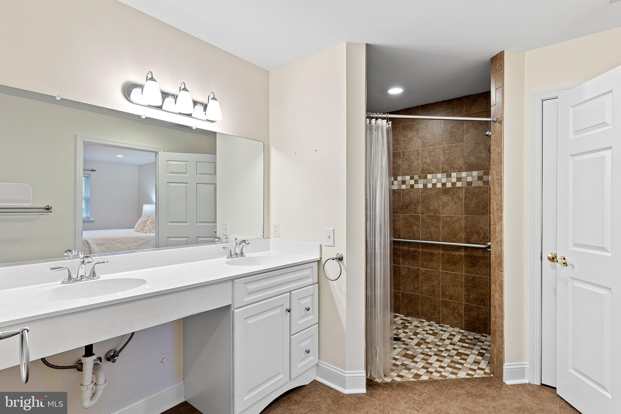 102 Kingswood Road Newark, DE 19713 - Photo 17 of 25 Full Bathroom Double Vanity