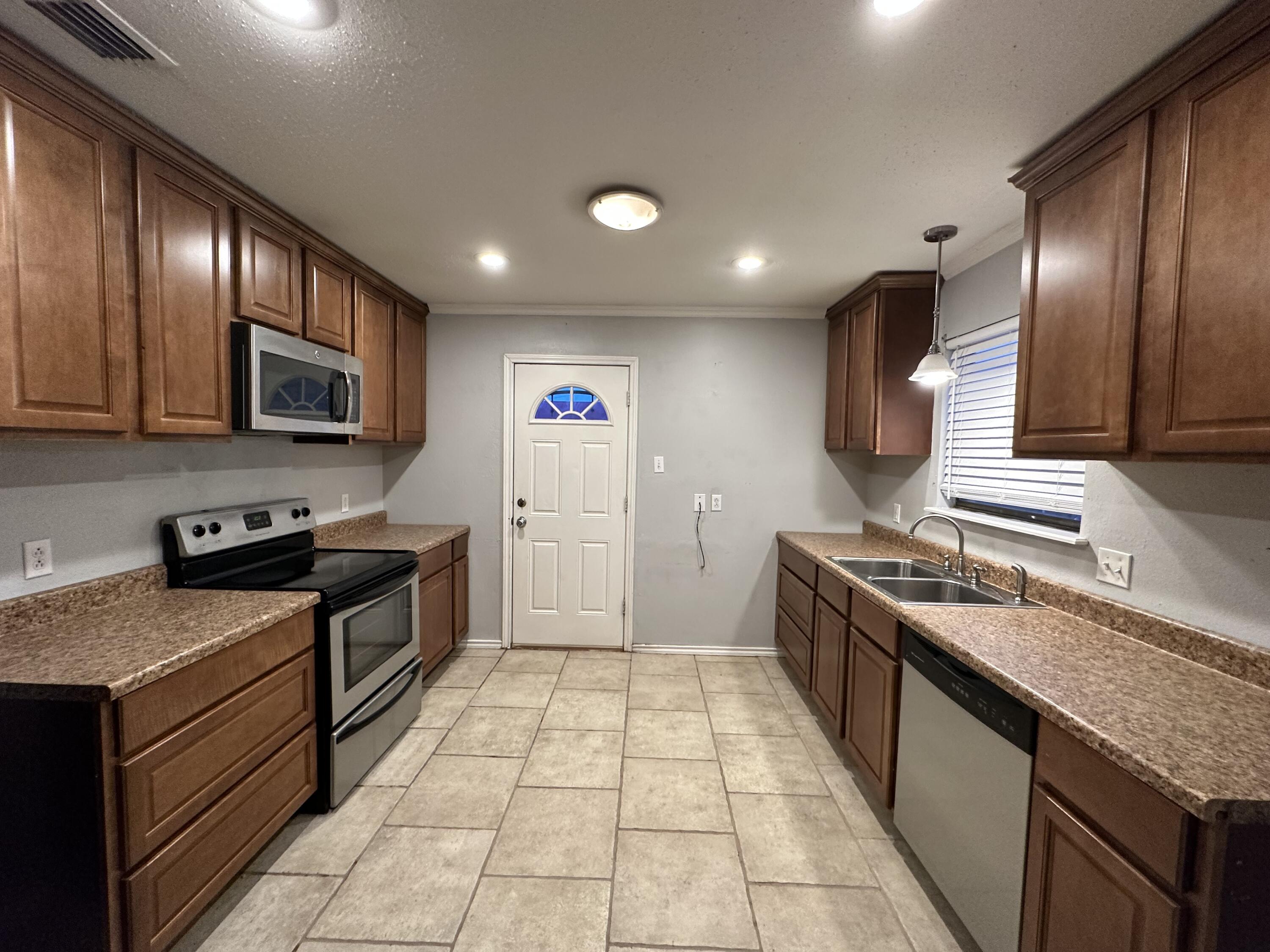 4810 35th Street Lubbock, TX 79414 - Photo 5 of 11 IMG_4970