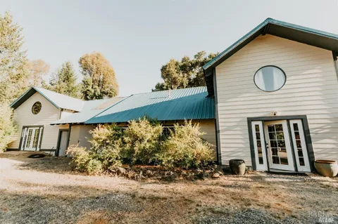 a view of a house with backyard