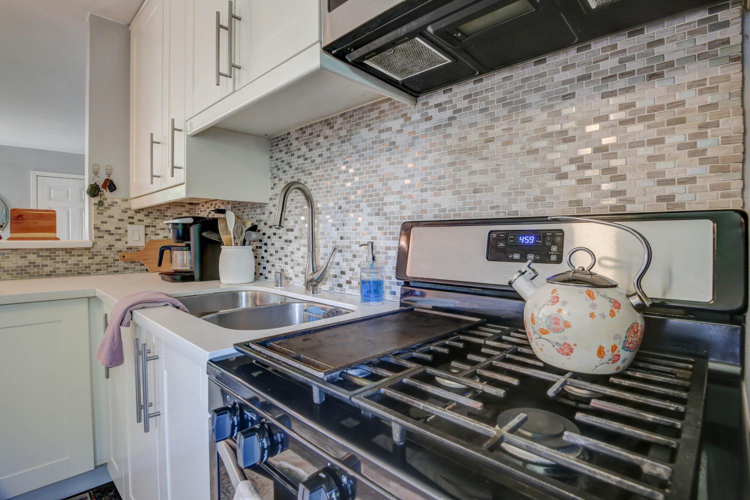 1424 Kitchner Road Sacramento, CA 95822 - Photo 3 of 28 Cooktop with backsplash