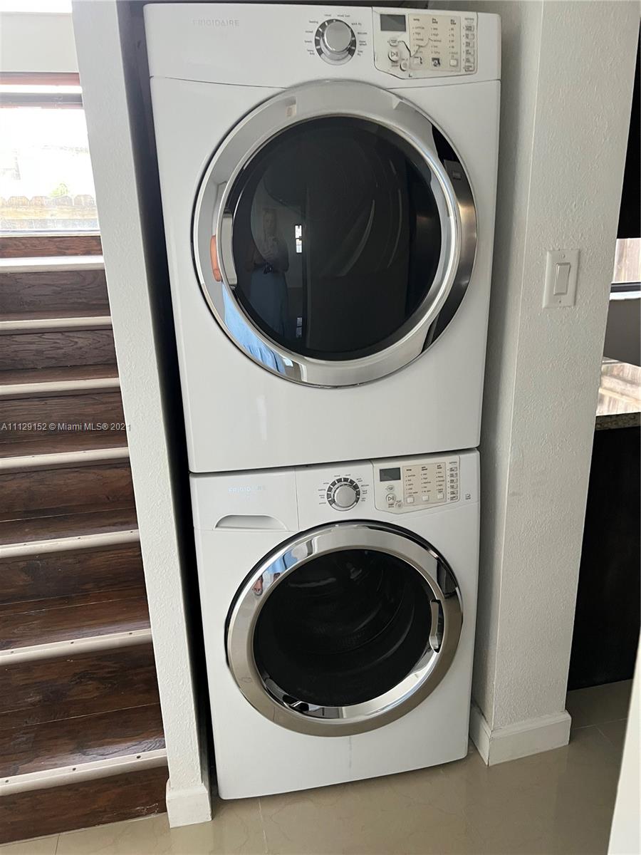 7009 Southwest 109th Place Miami, FL 33173 - Photo 7 of 7 a utility room with dryer and washer