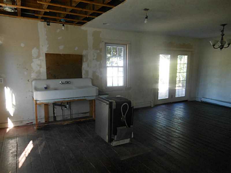 114 Dunns Corner Road Westerly, RI 02891 - Photo 8 of 18 Kitchen.