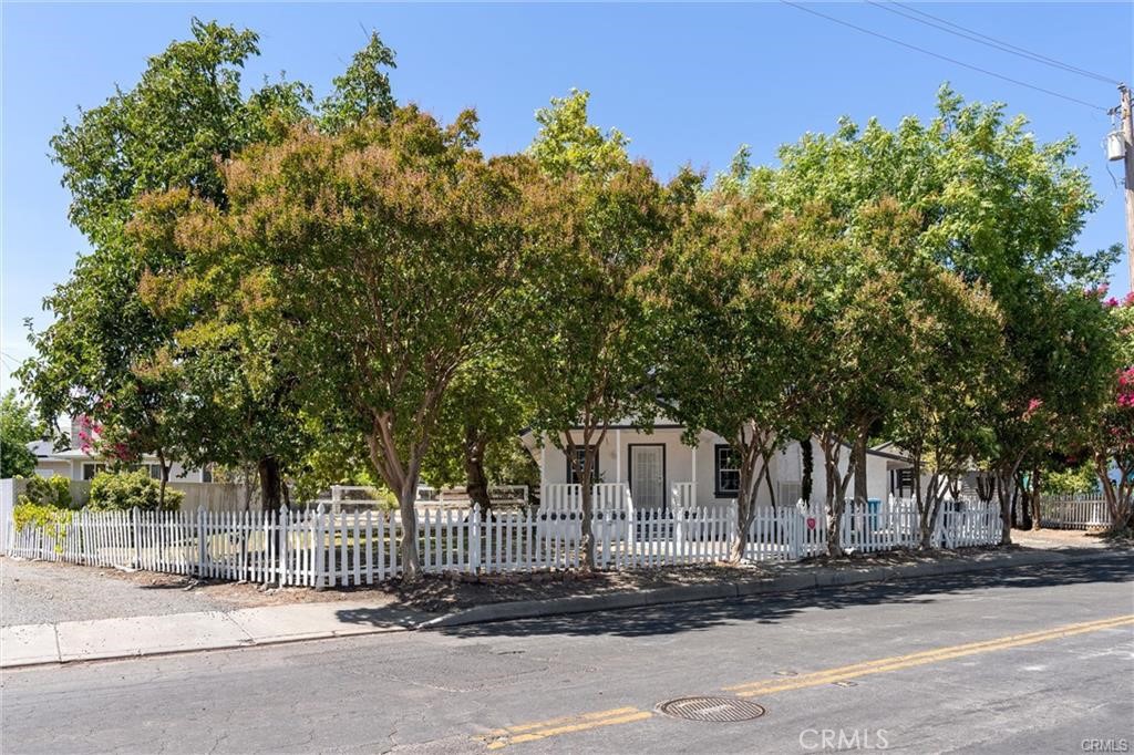 1220 Long Bar Road Oroville, CA 95966 - Photo 5 of 30 front view of a house with a tree