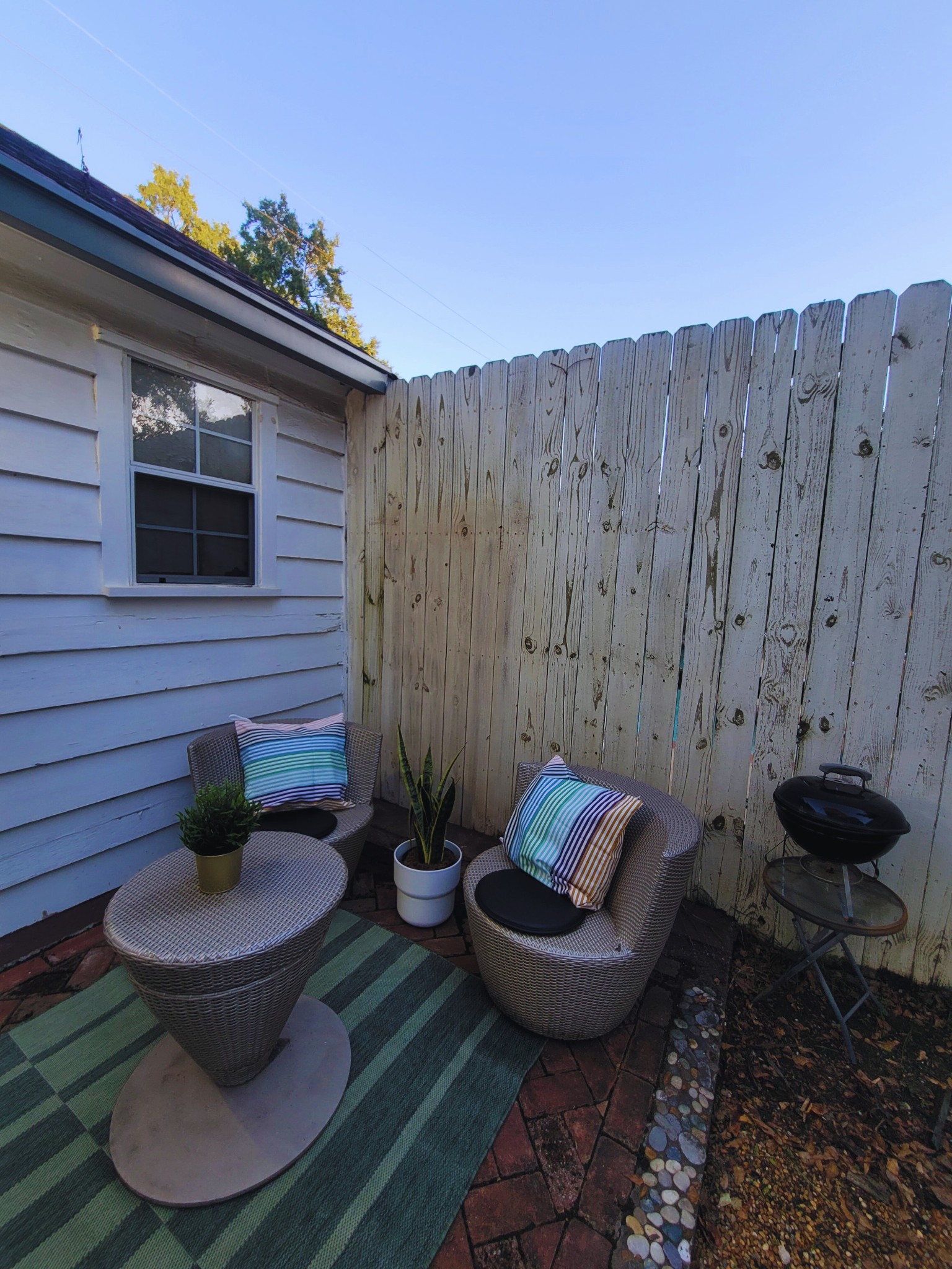 816 Charles Place Memphis, TN 38112 - Photo 20 of 24 a view of a porch with furniture