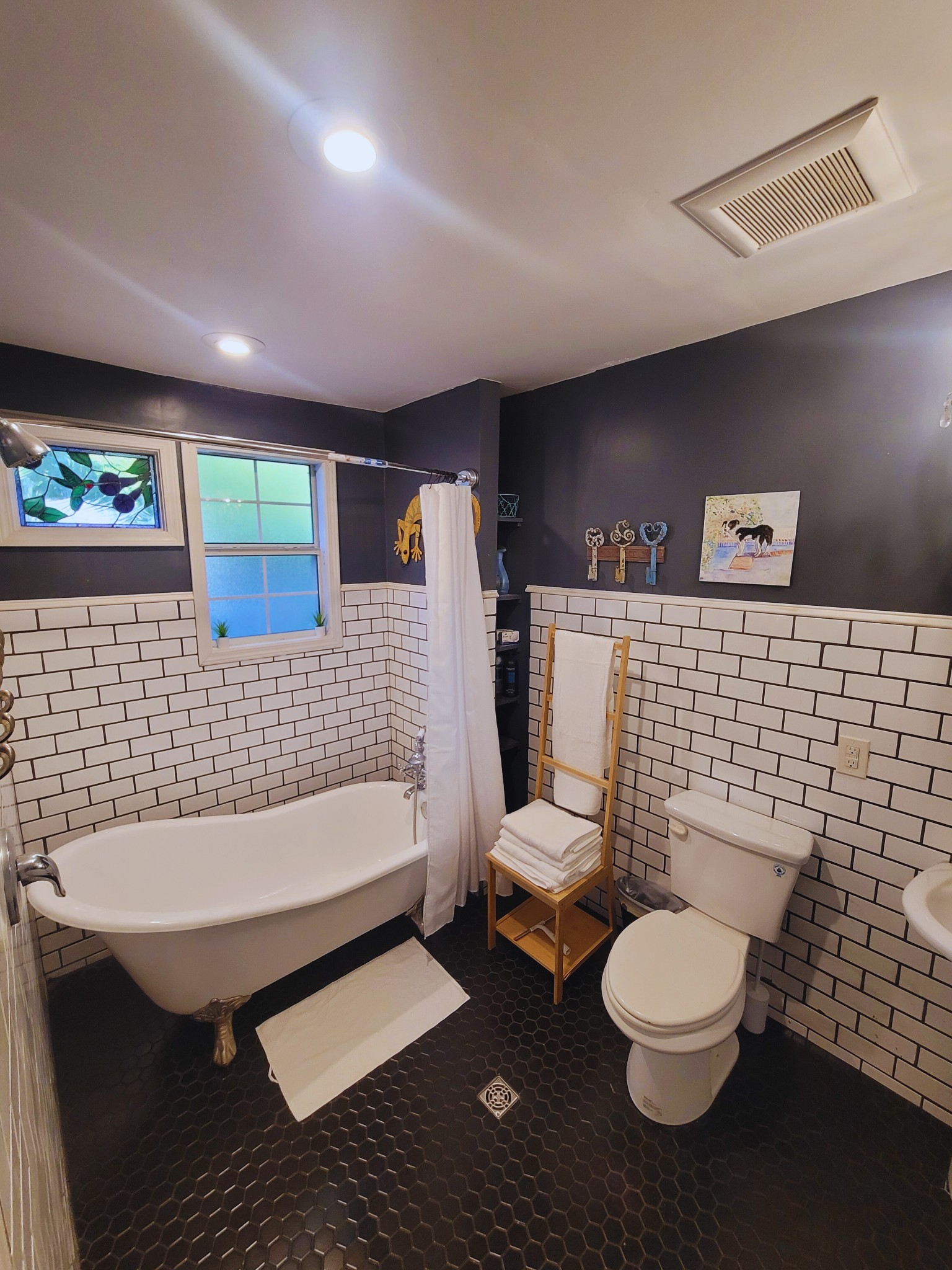 816 Charles Place Memphis, TN 38112 - Photo 21 of 24 a bathroom with a toilet a sink and mirror