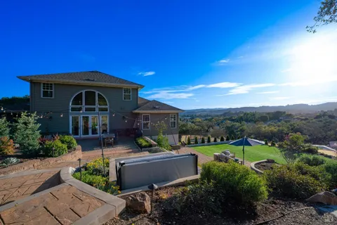 $2,995,000 | 235 Clear Ridge Drive, Healdsburg, CA 95448