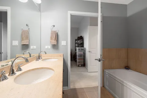 $499,000 | 828 West Grace Street, Unit 703, Chicago, IL 60613