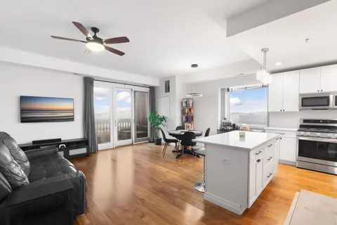 $499,000 | 828 West Grace Street, Unit 703, Chicago, IL 60613