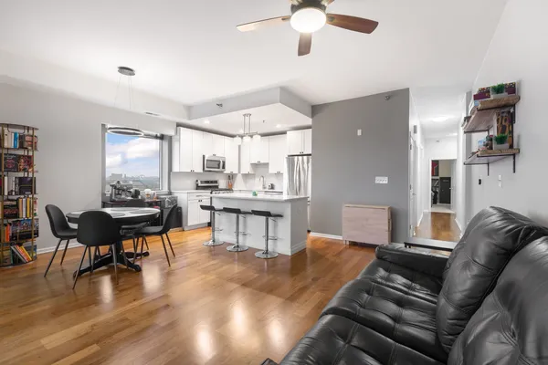 $499,000 | 828 West Grace Street, Unit 703, Chicago, IL 60613