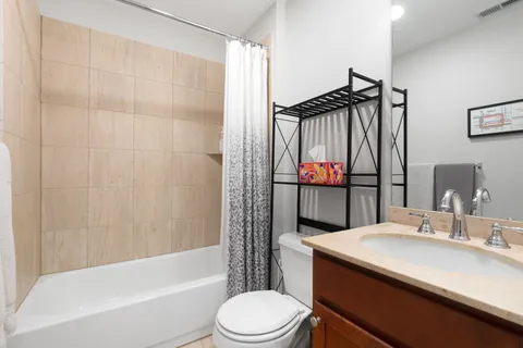 $499,000 | 828 West Grace Street, Unit 703, Chicago, IL 60613