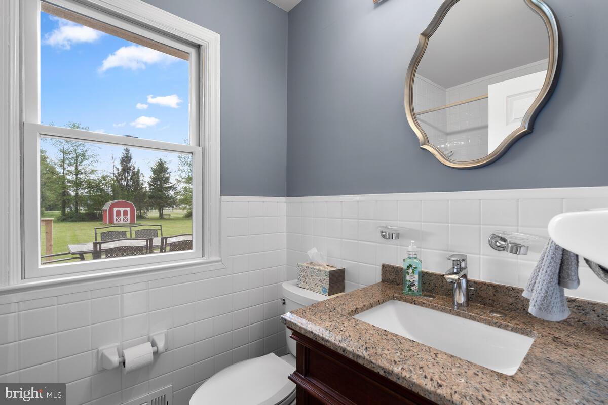 499 Evergreen Mills Road Leesburg, VA 20175 - Photo 29 of 51 Main level full bathroom