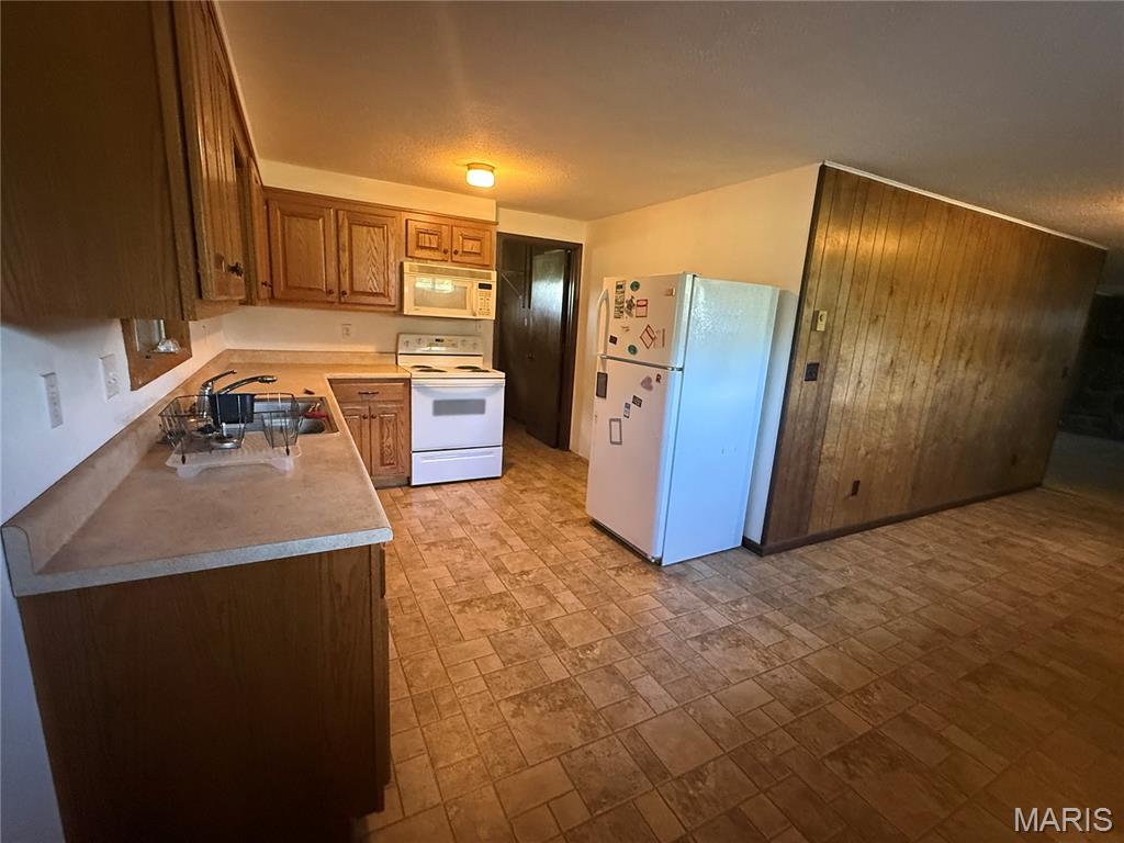 190 Airport Road Iberia, MO 65486 - Photo 4 of 31