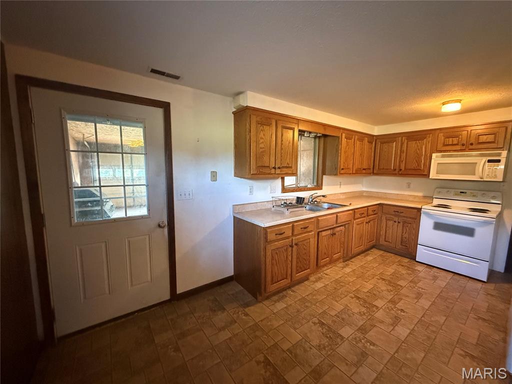 190 Airport Road Iberia, MO 65486 - Photo 7 of 31