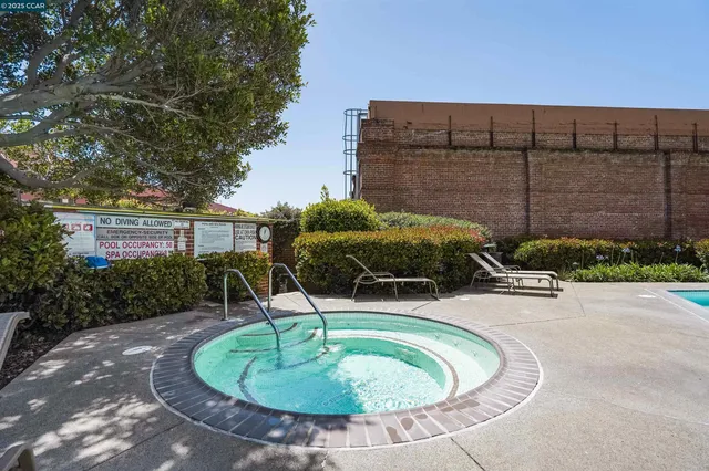 $380,000 | 6363 Christie Avenue, Unit 514, Emeryville, CA 94608