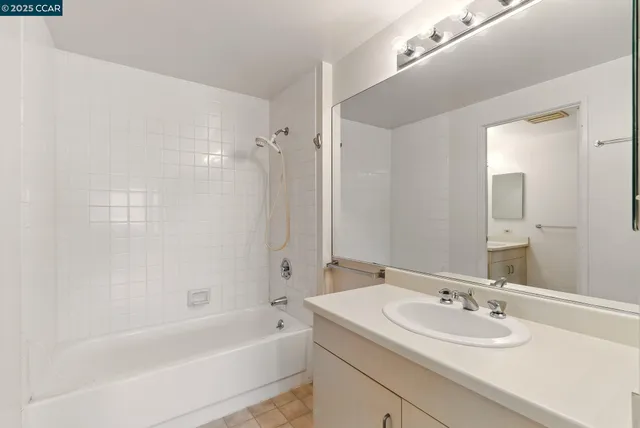$380,000 | 6363 Christie Avenue, Unit 514, Emeryville, CA 94608