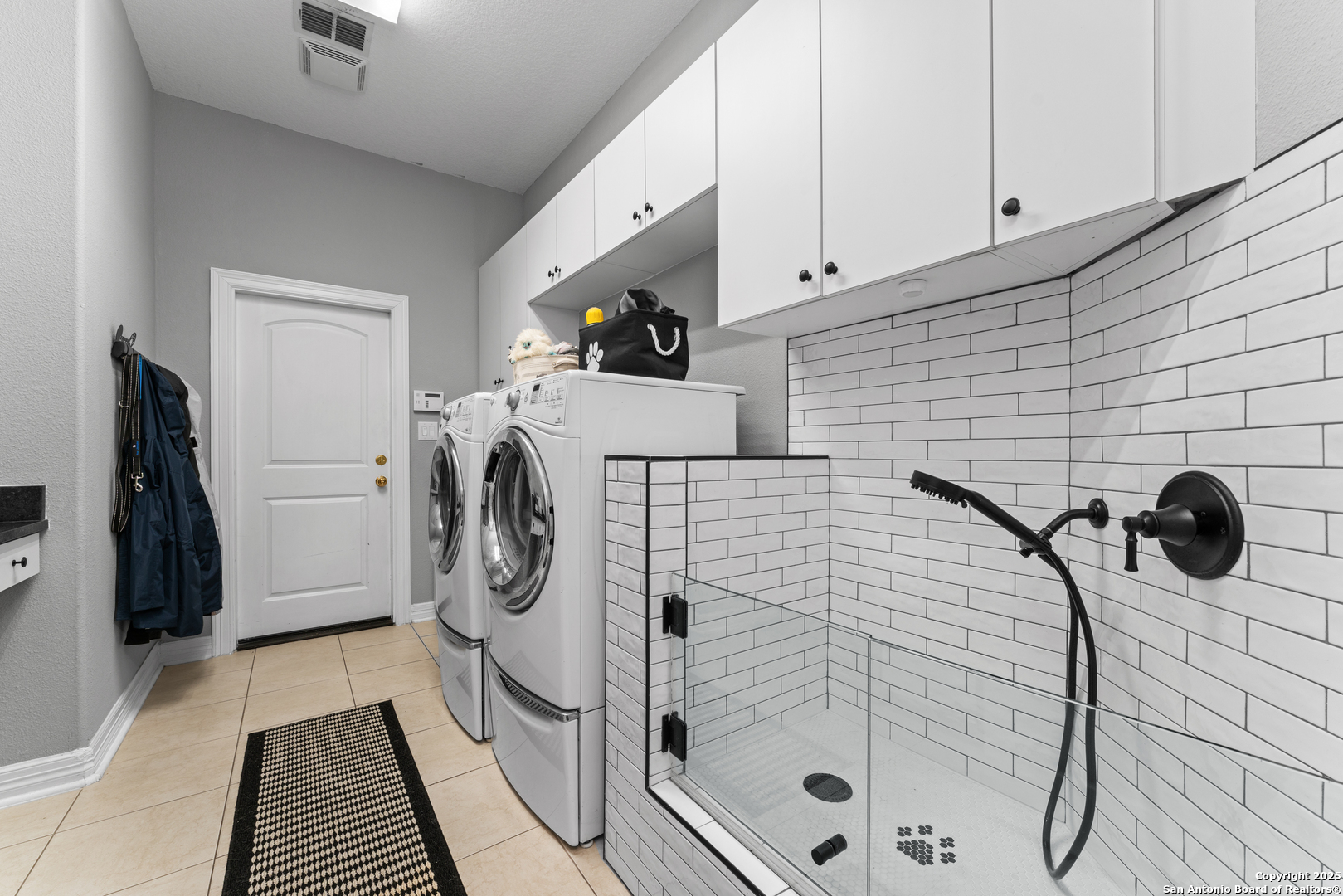 27906 Bogen Road New Braunfels, TX 78132 - Photo 11 of 49 a bathroom with a shower