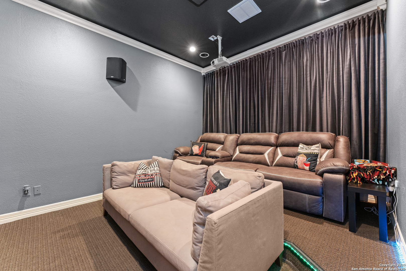 27906 Bogen Road New Braunfels, TX 78132 - Photo 13 of 49 a living room with furniture