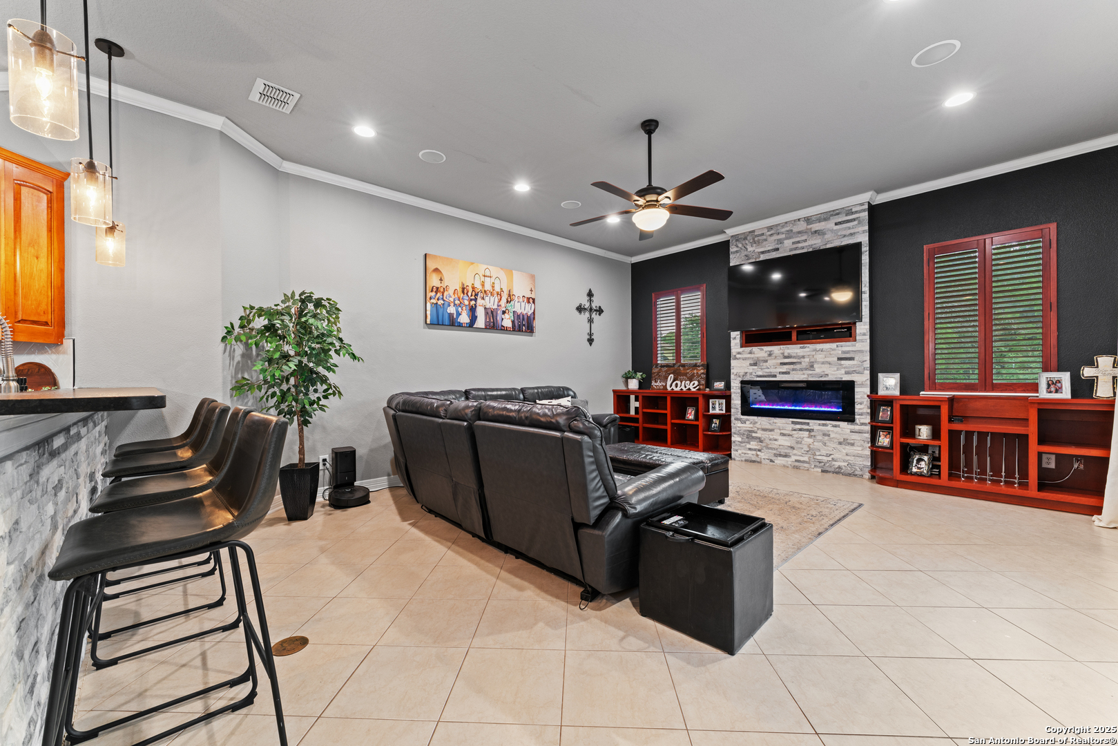 27906 Bogen Road New Braunfels, TX 78132 - Photo 22 of 49 a living room with furniture