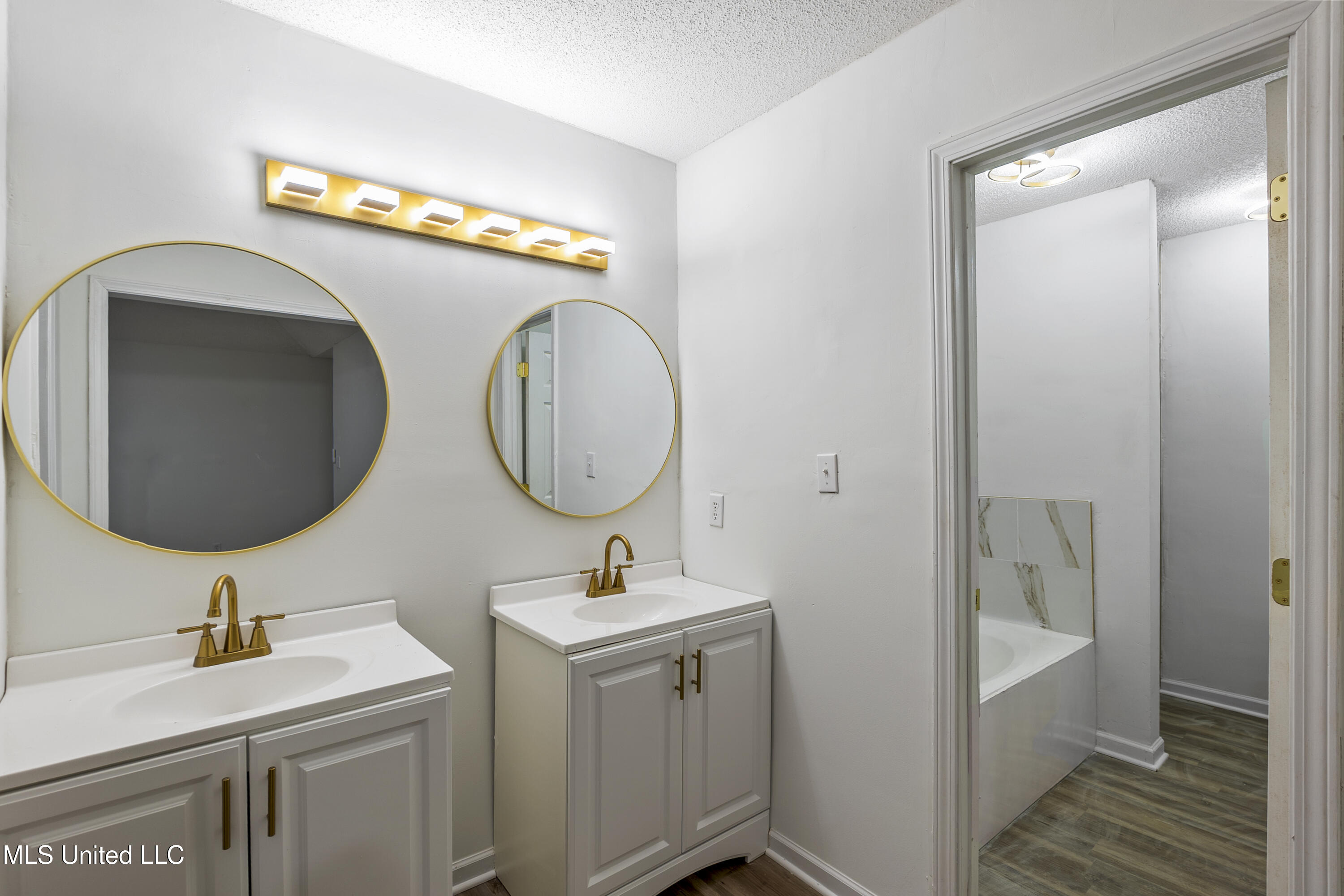 132 Keestone Drive Senatobia, MS 38668 - Photo 9 of 16 KS Primary Bathroom