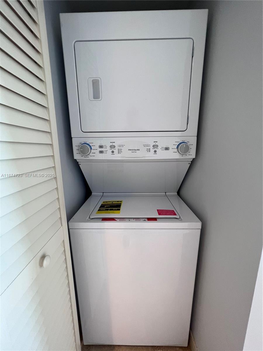 185 Southwest 7th Street, Unit 4204 Miami, FL 33130 - Photo 7 of 32 a utility room with dryer and washer