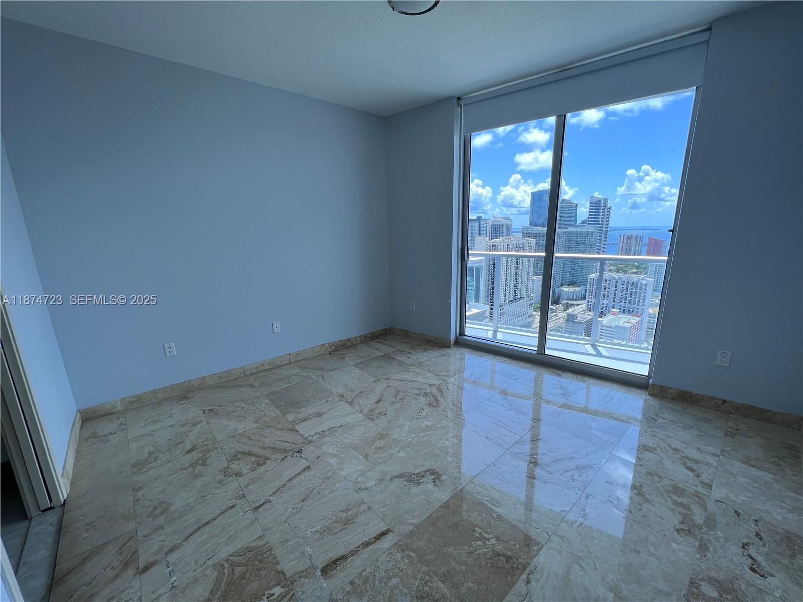 185 Southwest 7th Street, Unit 4204 Miami, FL 33130 - Photo 10 of 32 an empty room with windows