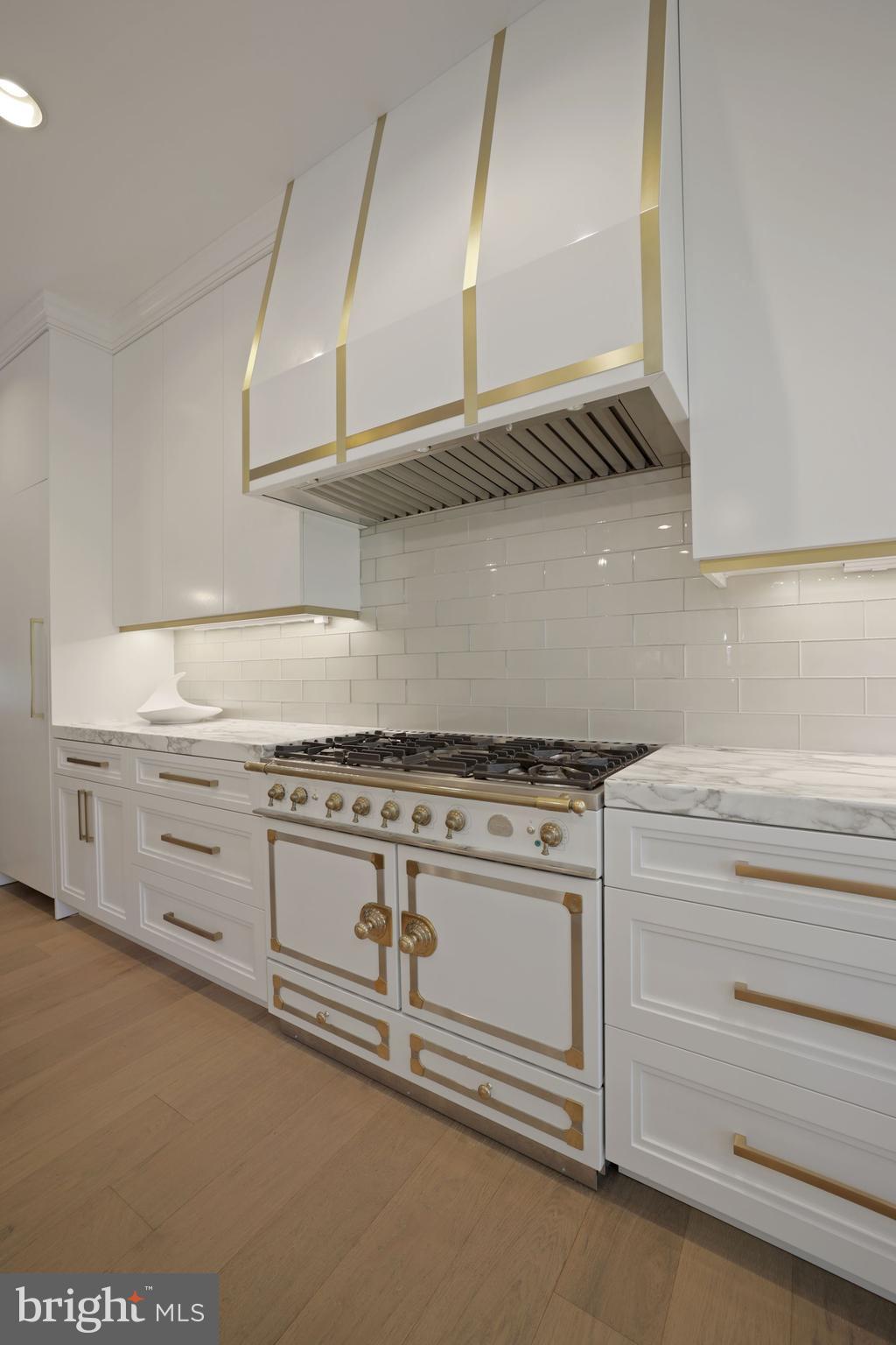 1098 Mill Ridge McLean, VA 22102 - Photo 11 of 62 La Cornue Range with Custom Hood