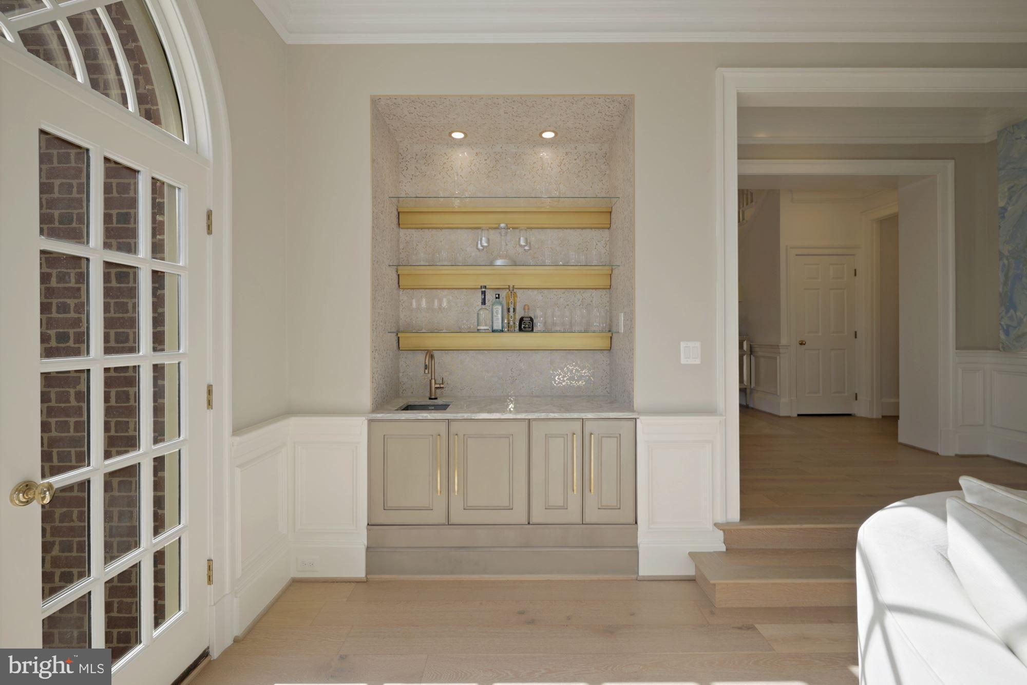 1098 Mill Ridge McLean, VA 22102 - Photo 26 of 62 Bar