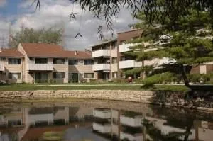 $159,900 | 1000 Bayside Drive, Unit 207, Palatine, IL 60074
