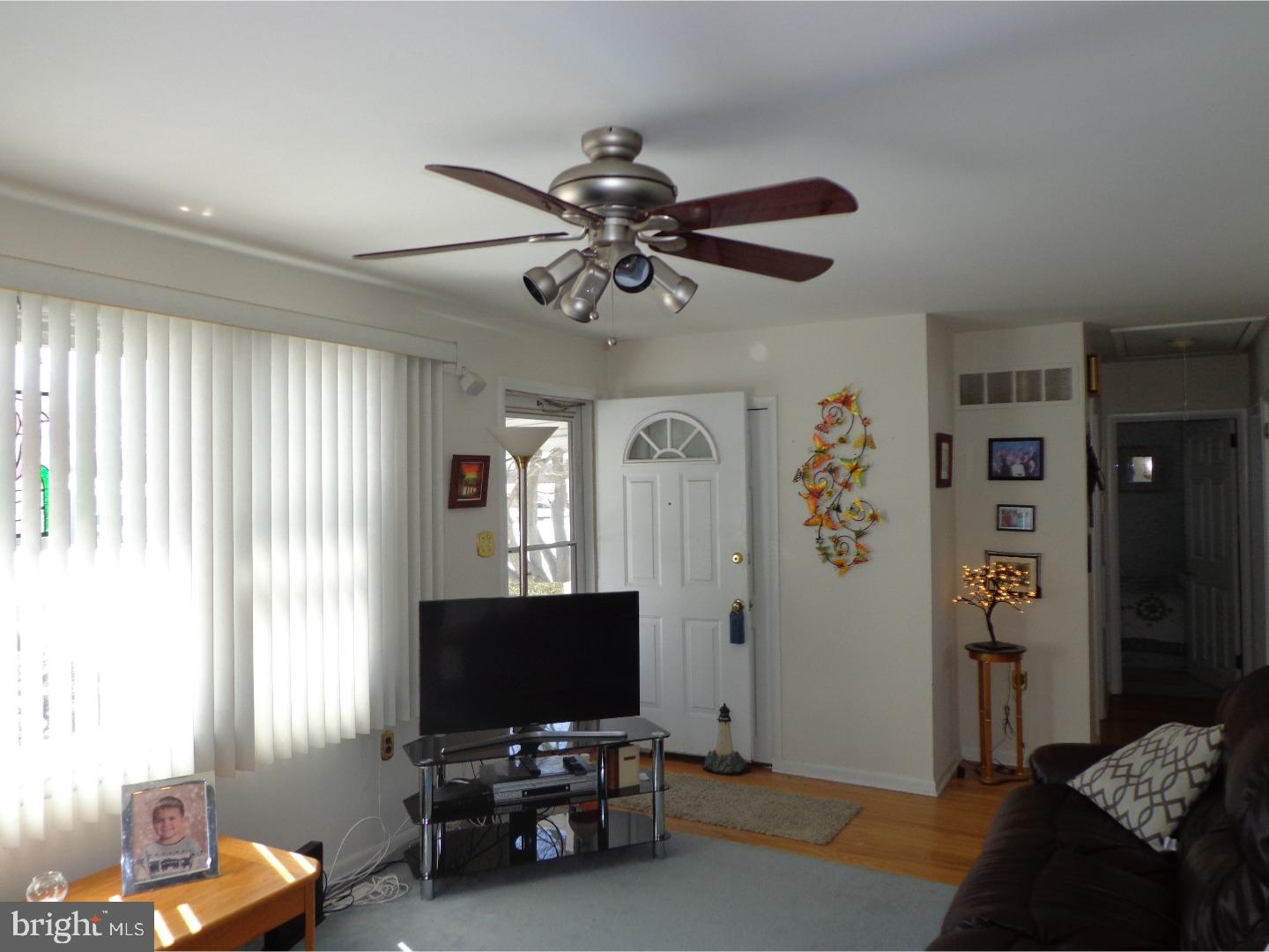 206 Bluefield Road Newark, DE 19713 - Photo 2 of 17 Living Room