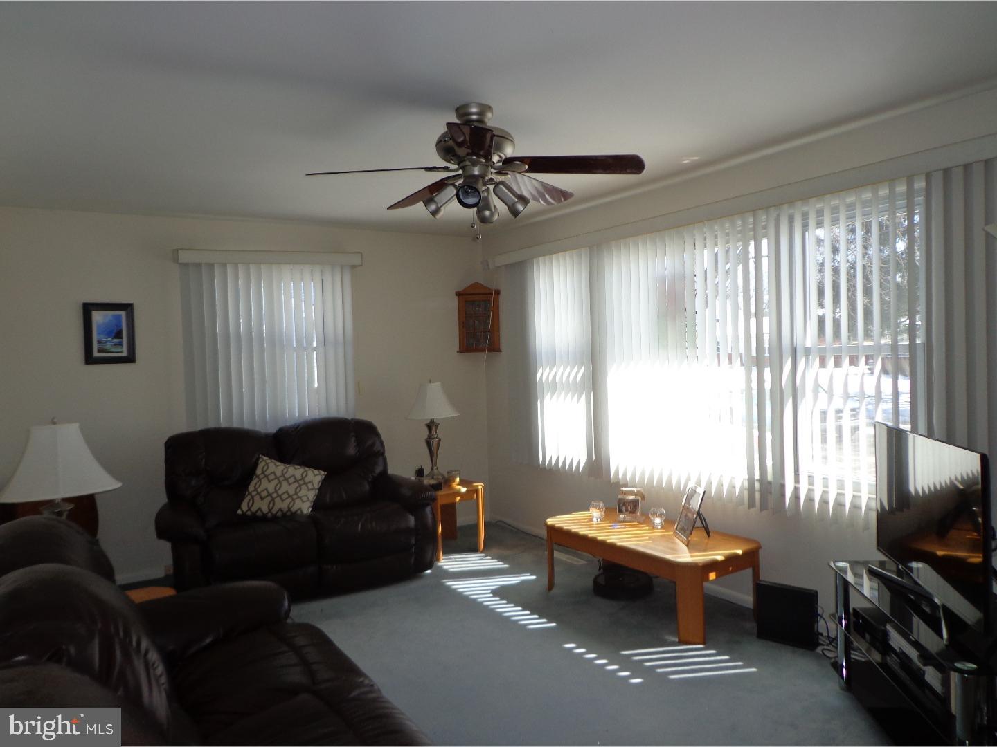 206 Bluefield Road Newark, DE 19713 - Photo 3 of 17 Living Room
