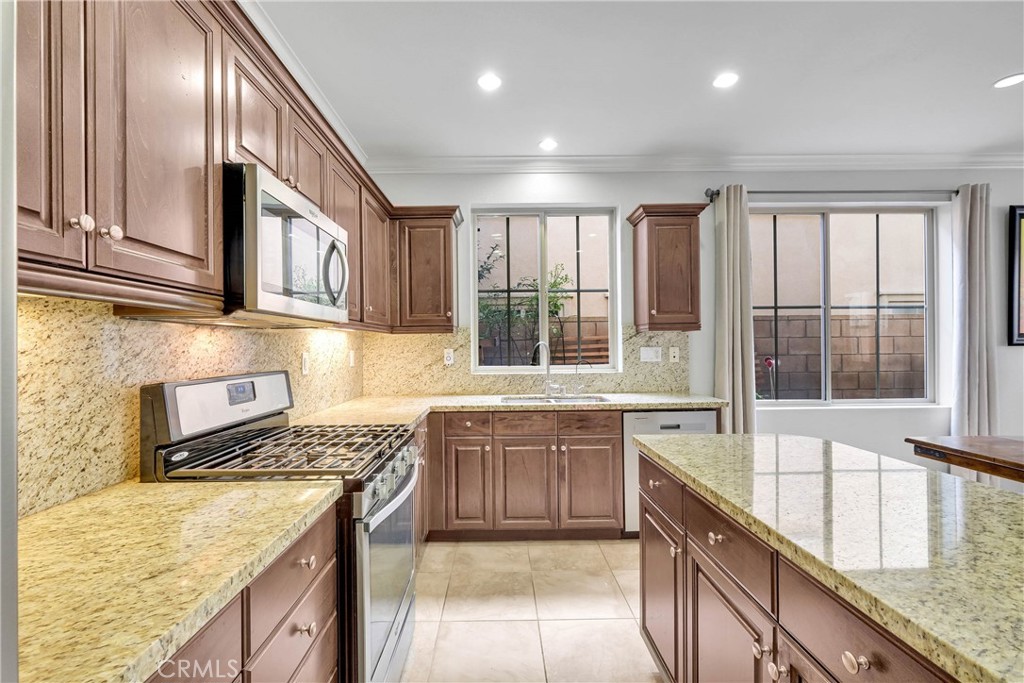 29 Splendor Irvine, CA 92618 - Photo 8 of 41 Gallery Image 8