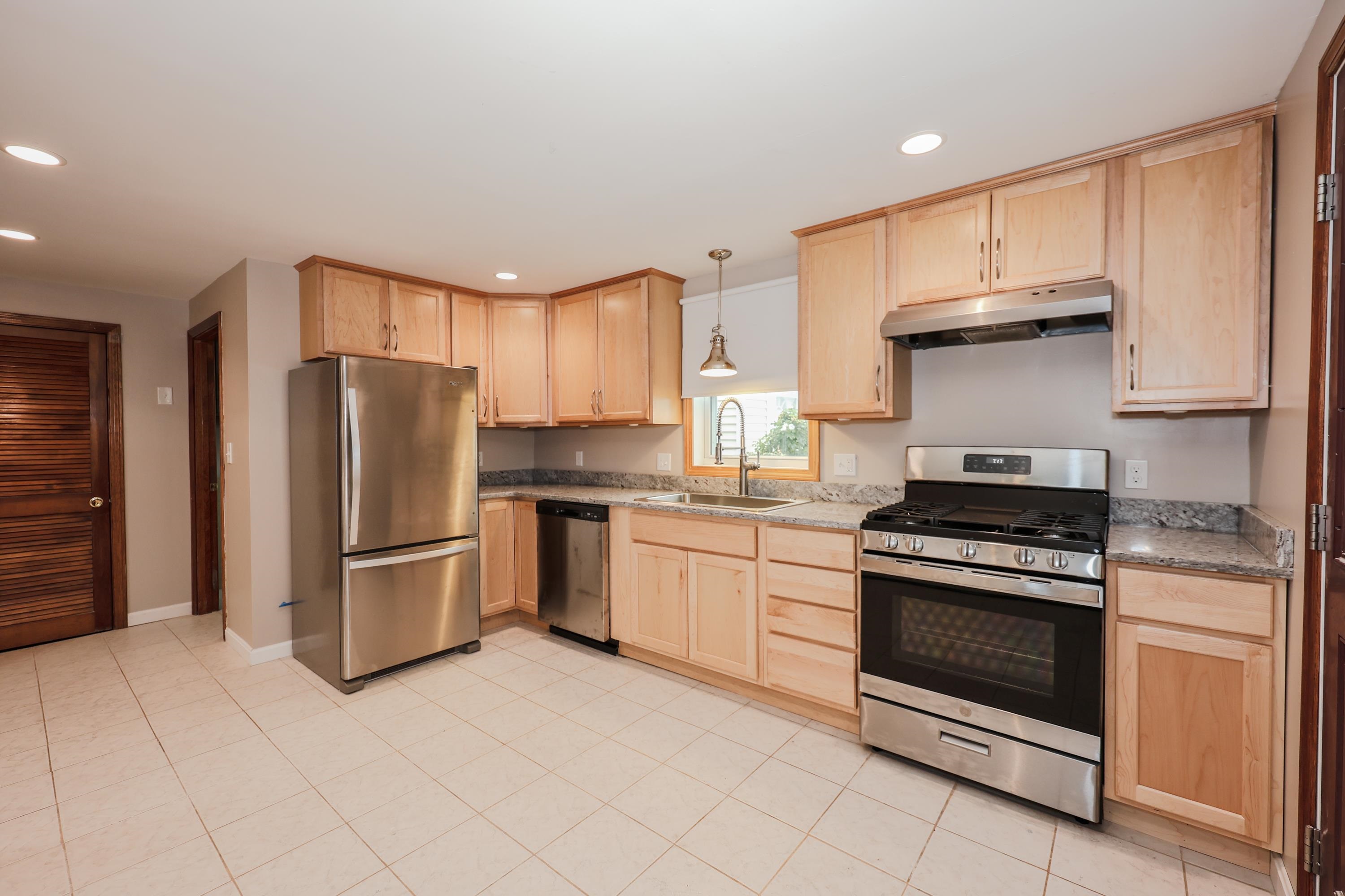 42 Brown Avenue Hampton, NH 03842 - Photo 7 of 27