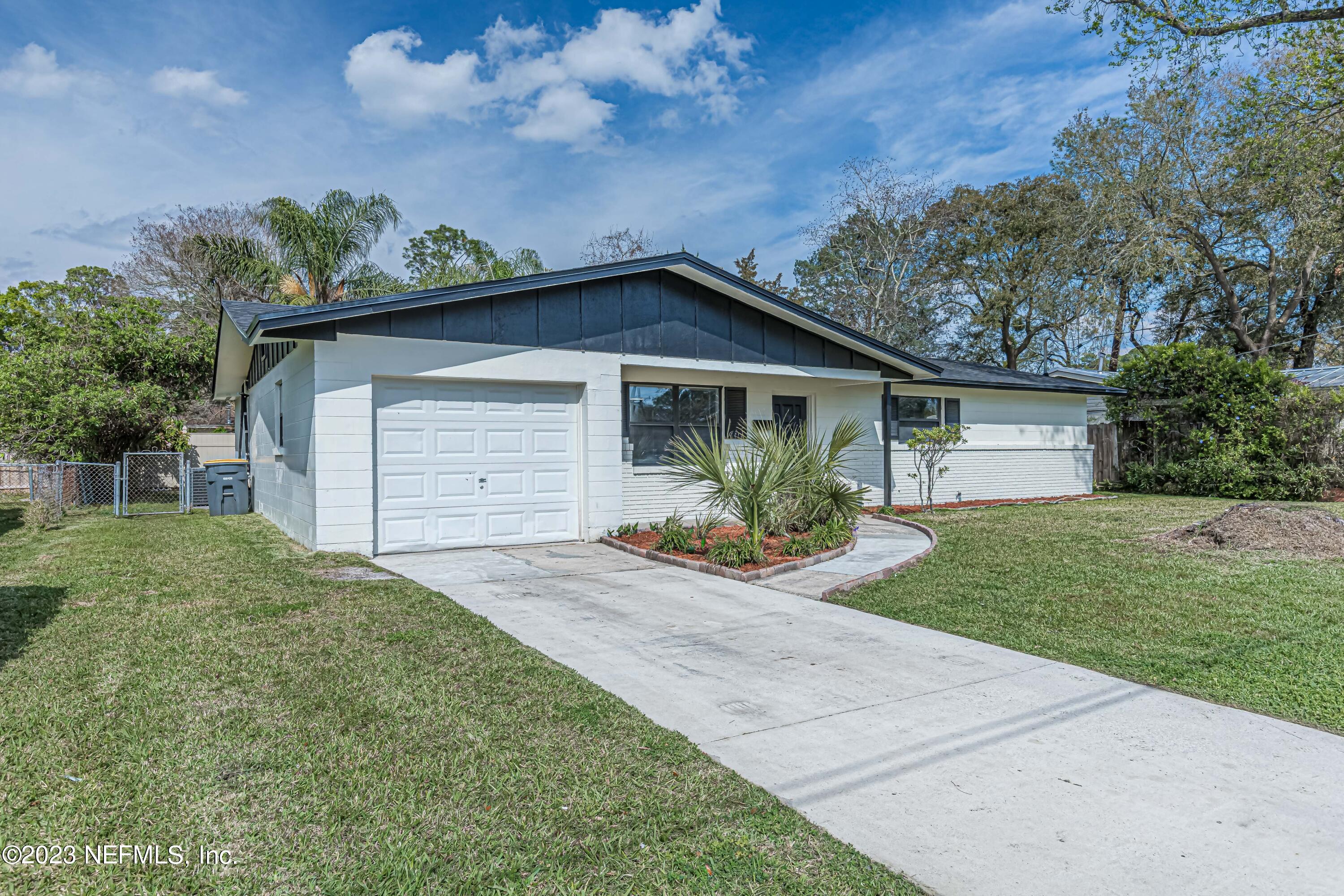 5643 Sabena Road Jacksonville, FL 32207 - Photo 3 of 29 3-Drive Way