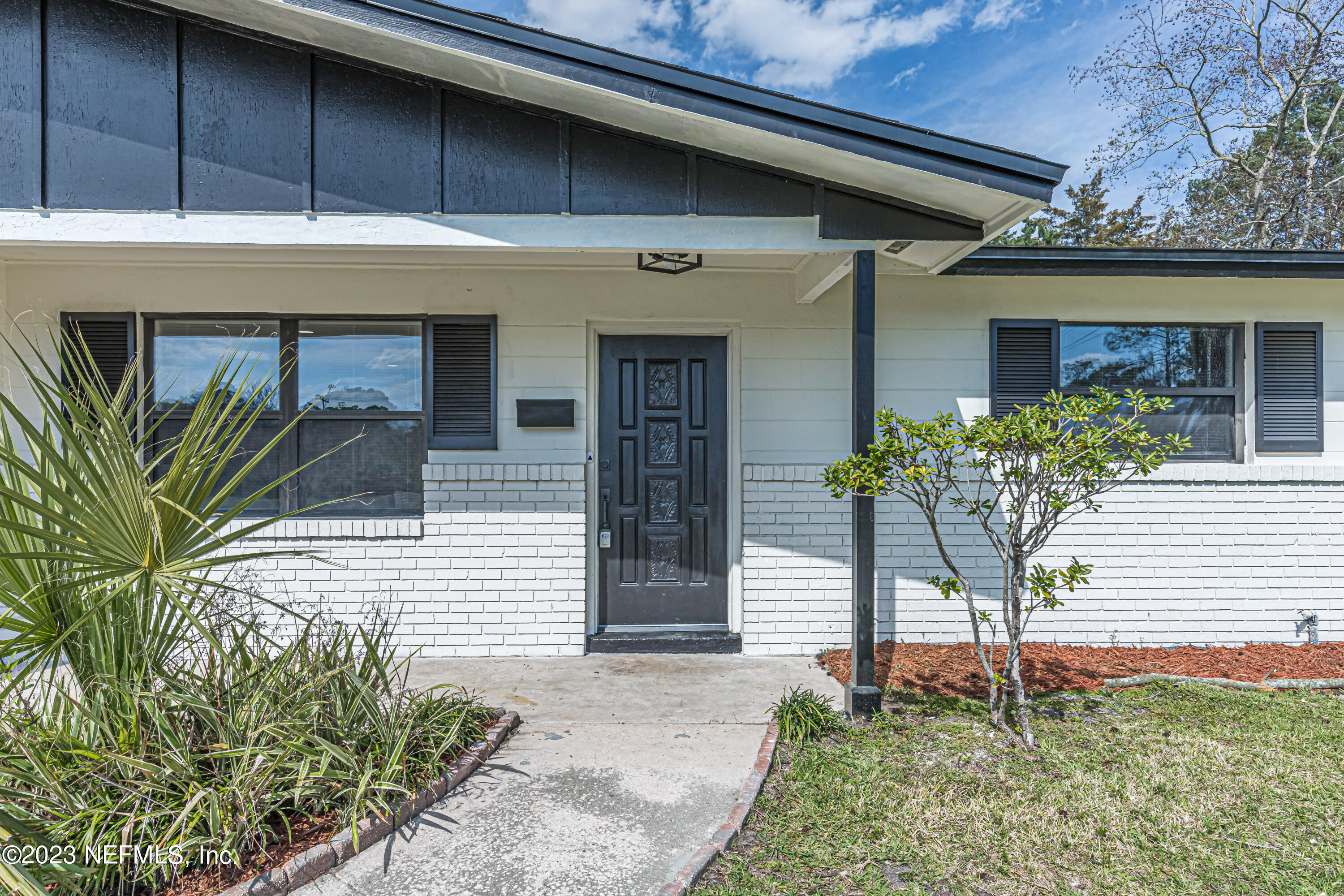 5643 Sabena Road Jacksonville, FL 32207 - Photo 5 of 29 5-Front Entry