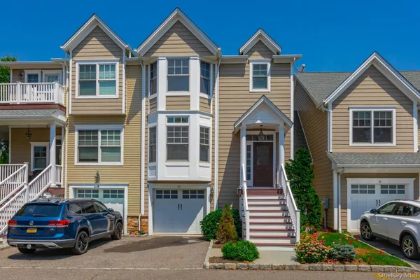 $899,000 | 5 Rosebud Lane, Babylon, NY 11702