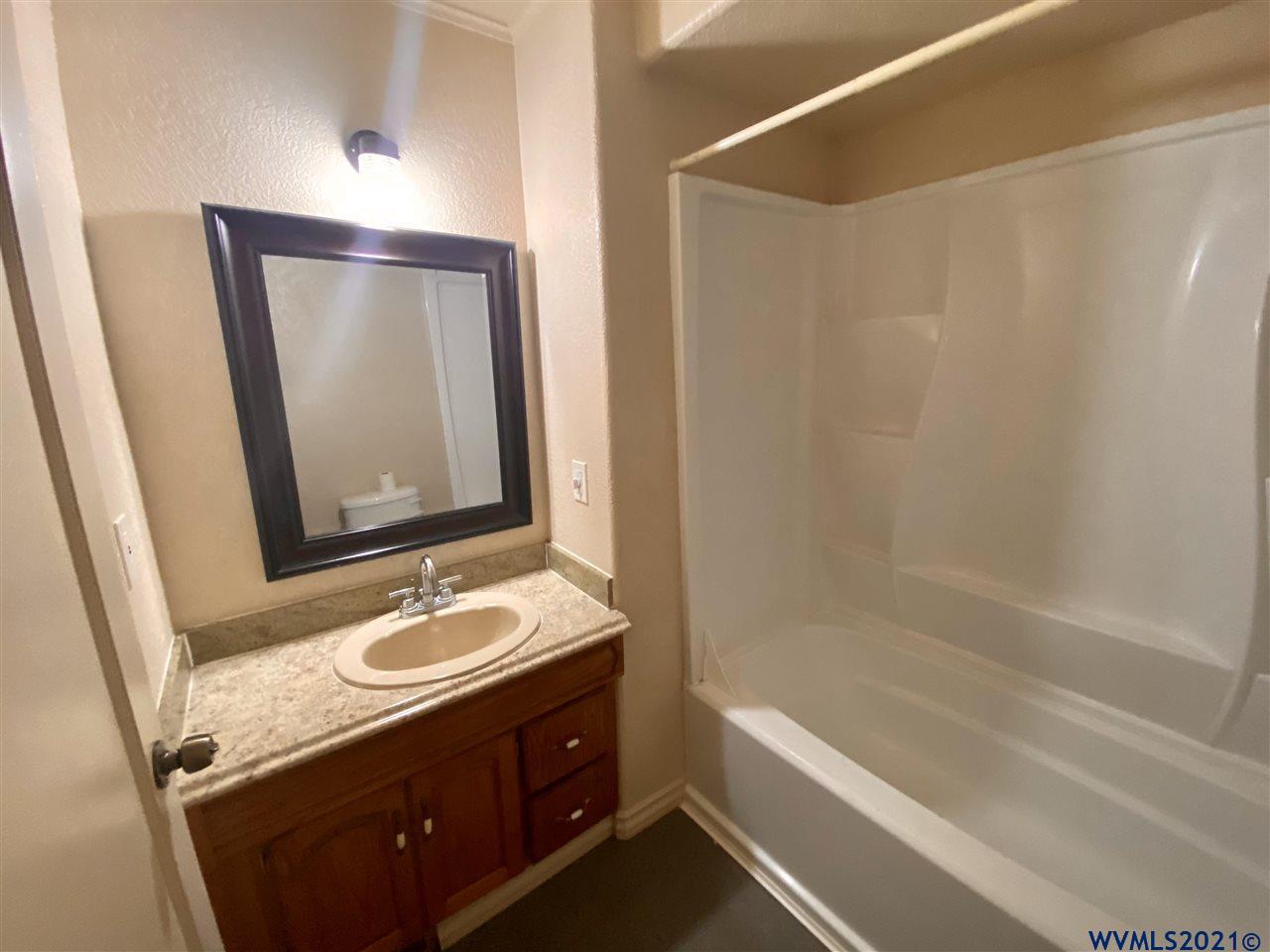 3084 Brown Road Northeast Salem, OR 97305 - Photo 15 of 28 Gallery Image 15