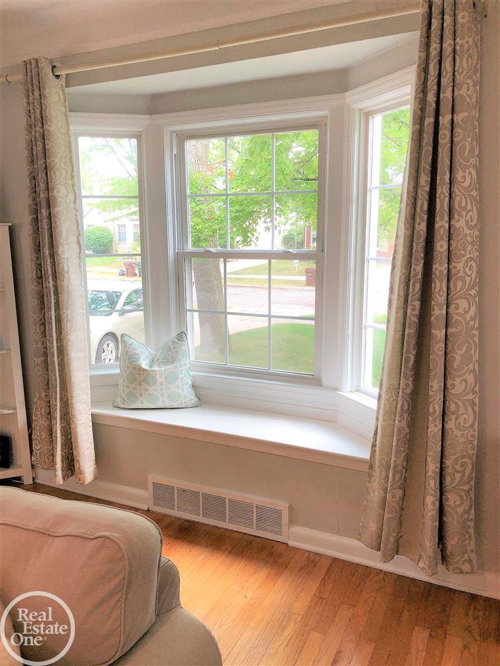 1545 Roslyn Road Grosse Pointe, MI 48236 - Photo 12 of 51 31357981-12.JPG