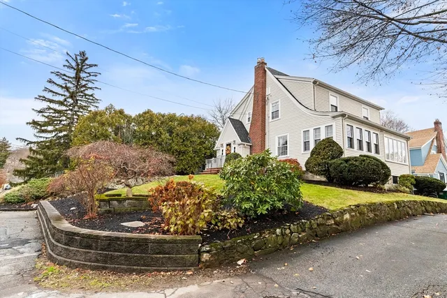 a view of a house with a yard