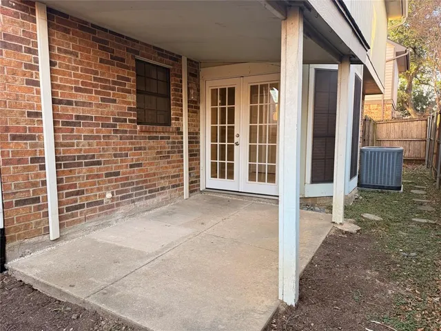 a view of house with backyard and porch