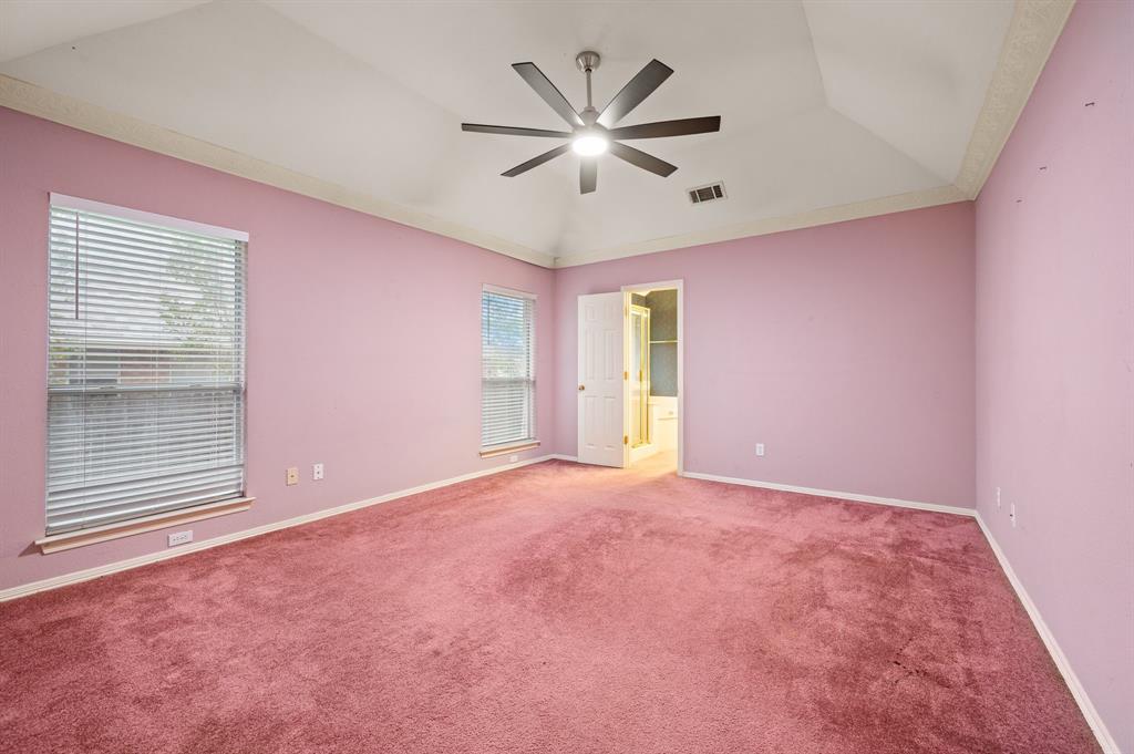 924 Hardie Street Hurst, TX 76053 - Photo 19 of 32 en empty room with a ceiling fan and a window