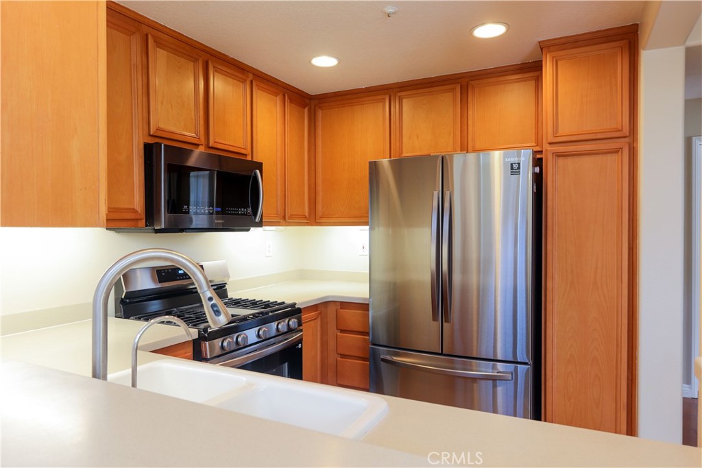 32 Garrison Loop Ladera Ranch, CA 92694 - Photo 17 of 31 Kitchen opens to dining area