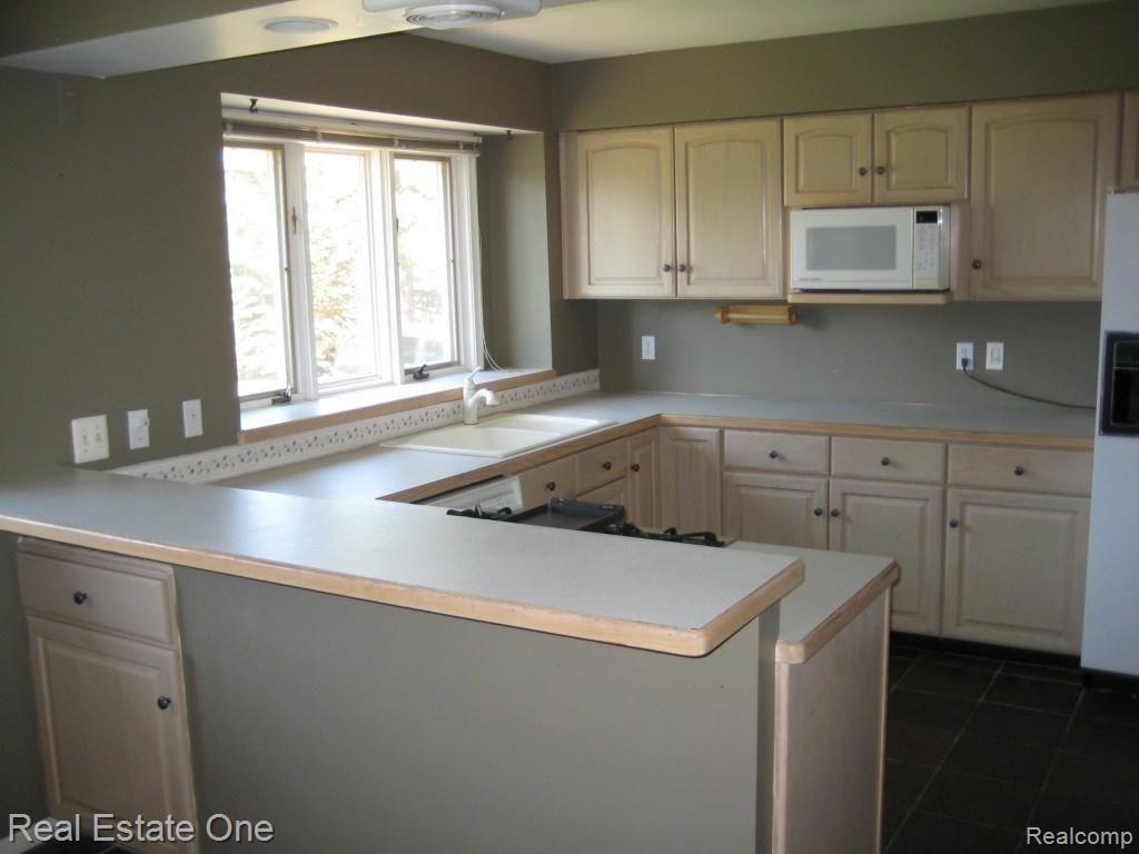 1296 Kingsview Avenue Rochester, MI 48309 - Photo 15 of 34 IMG_1205.jpg